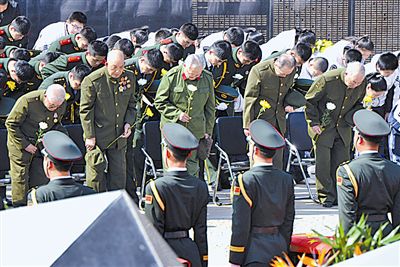 3月21日,在安葬仪式上,全体人员向烈士默哀。