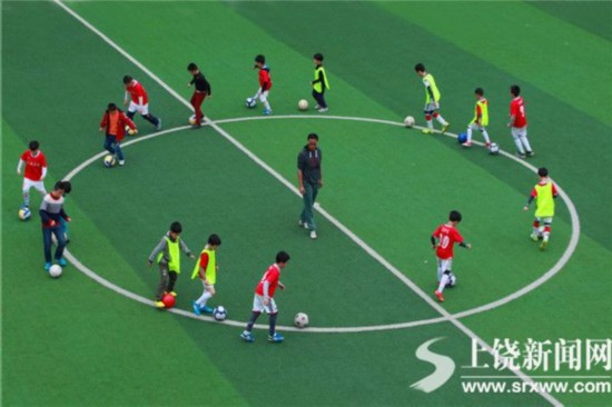 快乐足球进校园