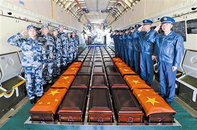 3月20日,烈士遗骸棺椁运上专机后,全体机组人员向烈士致敬。