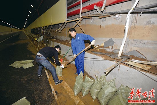 渣土车凌晨撞断消防管 长沙南湖路隧道积水抢