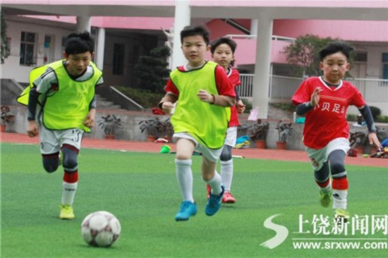 快乐足球进校园