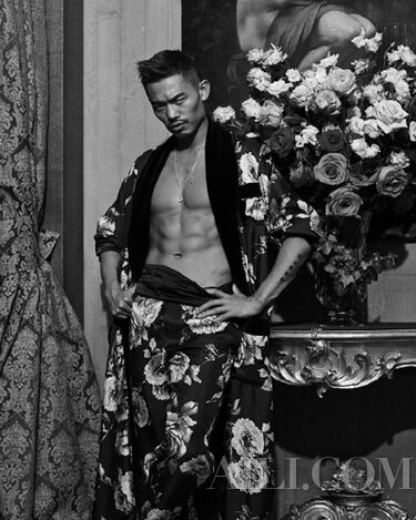 林丹拍大尺度写真 肌肉型男颠覆形象引争议