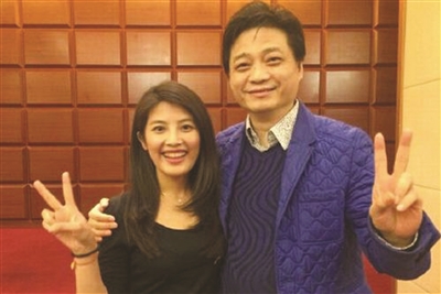 崔永元证实东方眼停播与美女同事合影心情佳