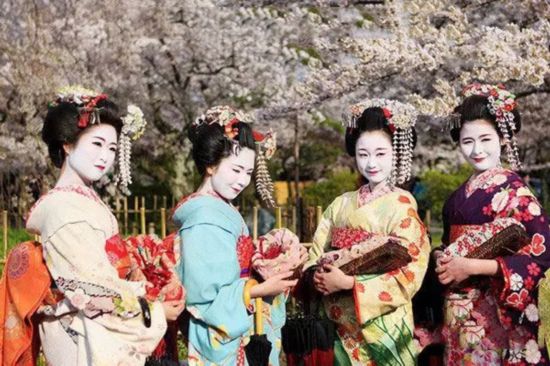 一大波旅行团正在避开拿好秘籍靠近攻略去庙上赏樱花三门峡日本村地坑院自助游人潮图片