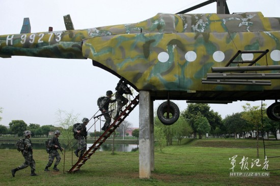 解放军某部练机降作战 直升机模型逼真