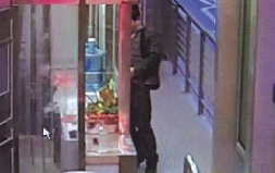 BRT智商站台露女生隔窗猥亵女站务员(图)--人下体高比男子男生图片