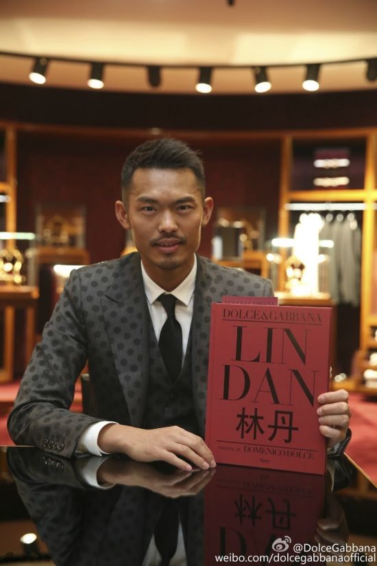 林丹拍摄大尺度代言写真 众多文身引发争议