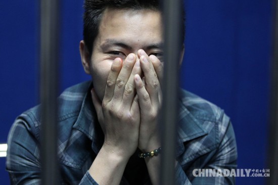 深圳一司机撞死人逃逸被捕微笑接受采访 有吸