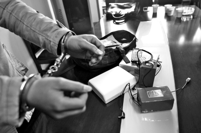 便携式伪基站现身郑州 藏背包边走边发诈骗短