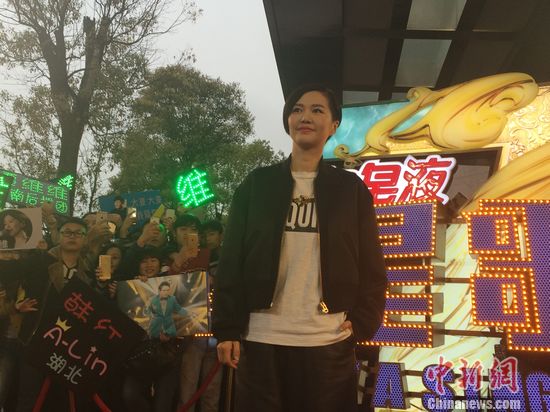 陈奕迅拿自拍神器搞怪 参加 歌手3 为韩红帮唱