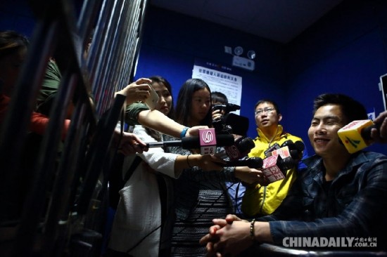 深圳一司机撞死人逃逸被捕微笑接受采访 有吸