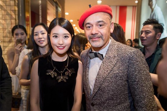 徐子淳与范爷张曼玉同行出席LV大展 红底鞋开