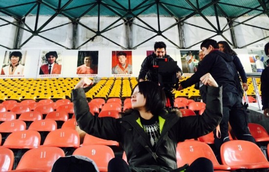 周冬雨晒片场搞怪自拍照 瞪眼发呆噘嘴卖萌(组