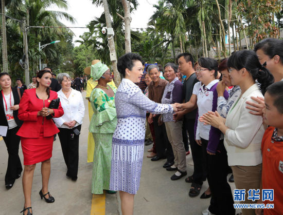 彭丽媛邀请部分外方领导人夫人参观海南村庄(