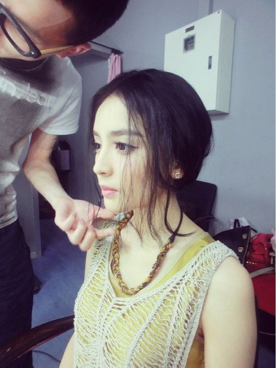 张翰娜扎恋情疑公开 古力娜扎郑爽海量美照PK