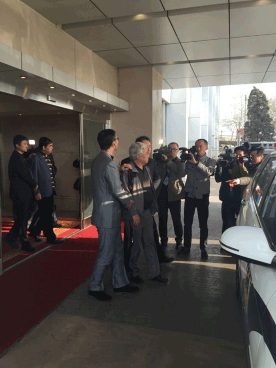 天网行动初战告捷:2名贪官外逃老挝被押解回国