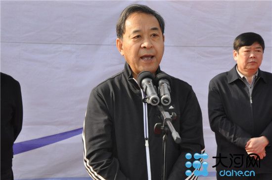 河南首届网球球王争霸赛开拍 孙甜甜任开球嘉