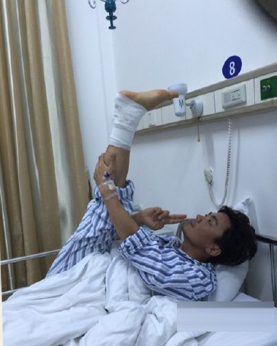王宝强腿伤未愈好友郭晓冬袁弘探望送祝福3