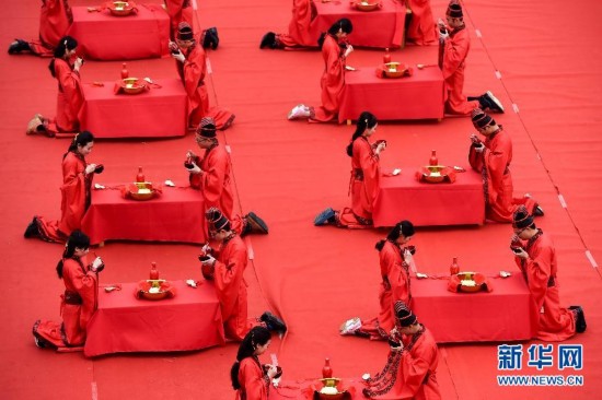 合肥三国遗址公园举办汉式集体婚礼