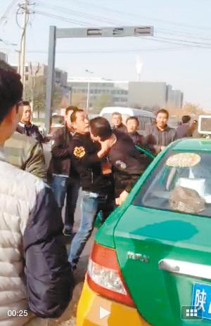 网传西安警民因打车费互殴视频 调查:事发去年