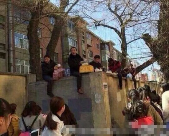 高校发通告砌墙禁外卖 餐馆爬墙头给学生送餐