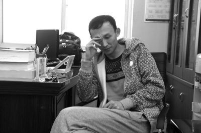民警登报寻捐款恩人9年前为救母“卖青春”