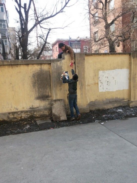 高校发通告砌墙禁外卖 餐馆爬墙头给学生送餐