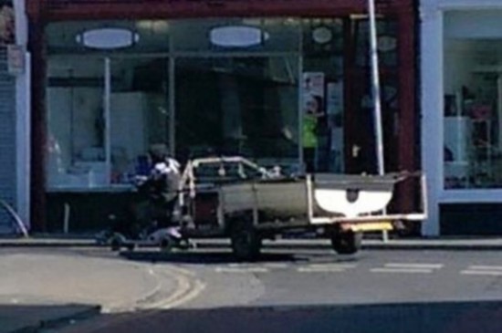 滑稽!英男子用小电动踏板车运载大渔船