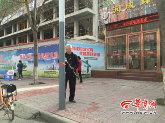 <em>头发</em>花白<em>宝鸡</em>街头清理小广告 网友寻找暖心大