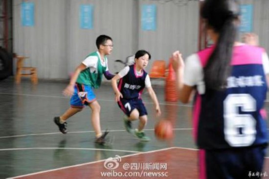 绵阳12岁女孩<em>打篮球视频</em>走红 球技完爆男同学