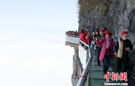 張家界天門山現雲海奇觀游客驚呼“穿越了”