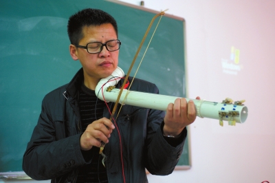 丢掉繁琐公式 物理老师上课奏花样乐器