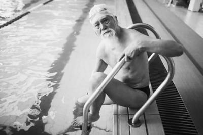 79岁中国大爷王德顺走秀爆红 49岁北漂搞哑剧