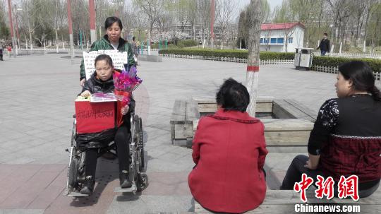 29岁单肾<em>盲女</em>患尿毒症五年 街头卖花坚强求生
