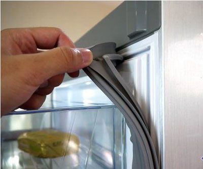美国亚利桑那大学调查发现，冰箱的密封圈检测出霉菌的几率为83%。每次打开冰箱门时，这些霉菌就会趁机传播。
