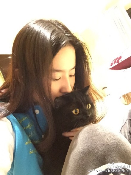 刘亦菲微博晒倒立照 好身材是练出来的(组图)-