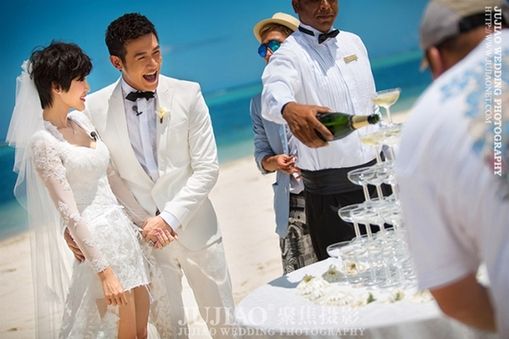 贝儿撞脸刘亦菲 陆毅鲍蕾罕见婚礼照片曝光