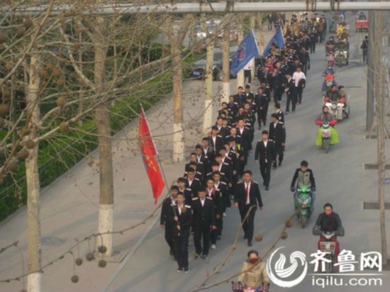 济南铁路院校学生清明节前夕徒步19公里祭扫