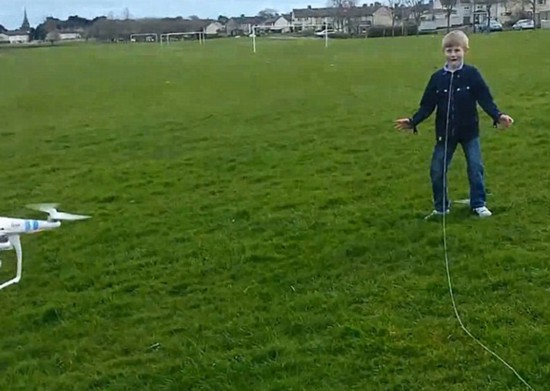 美国父亲驾跑车给儿子拔牙 视频火爆网络(组图