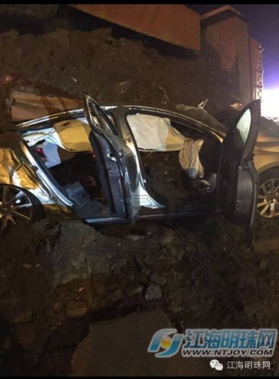 通州渣土车覆压致死事故续:渣土车闯红灯全责