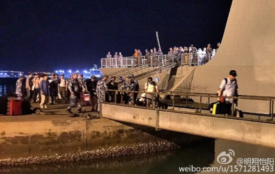 中国军舰也门撤侨时曾遇险 一发炮弹落在不远