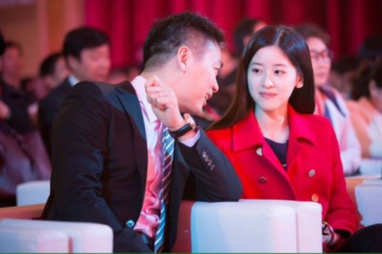 奶茶MM助阵刘强东演讲 台下秀亲密幸福感爆棚