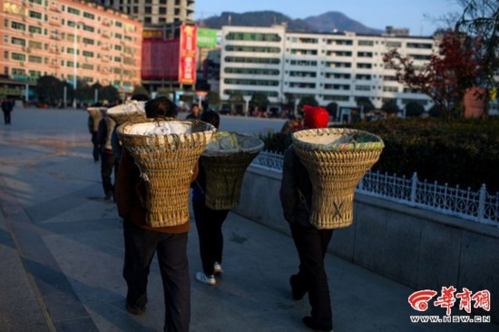大巴山里的背篓军女萌娃短发图片