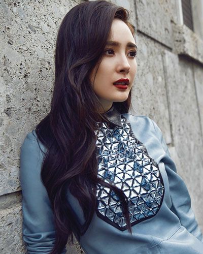 杨幂率幂军团登封面 时尚发型显活力