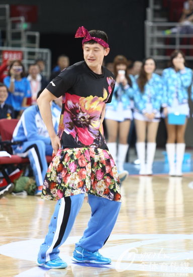 首钢男篮 夺冠之夜 庆祝 球员奇装异服与球迷互