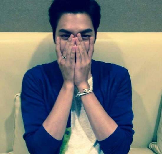 李敏镐旧照露羞涩 粉丝:看到秀智害羞了吗?