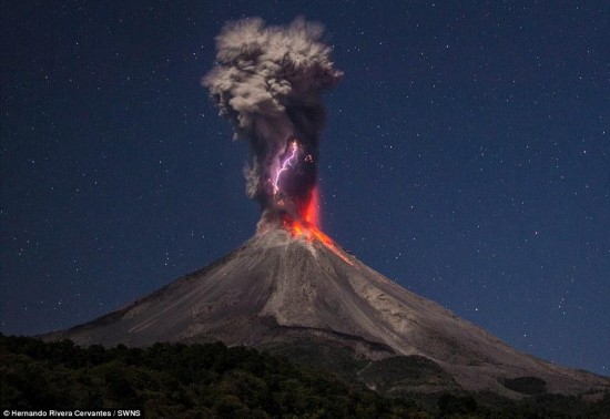 墨西哥火山喷发自带闪电(图)