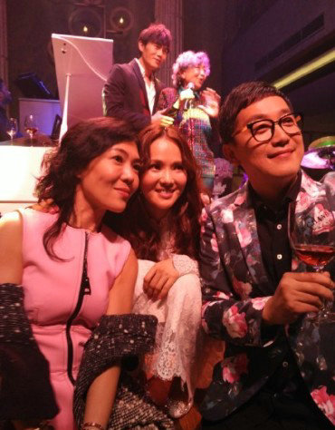 曝伊能静婚宴未P原图 脸肿变形被高圆圆秒杀