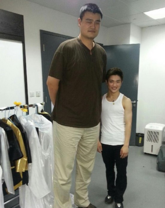 佟丽娅爬椅子与孙明明合照 明星合影身高差惊爆粉丝眼球