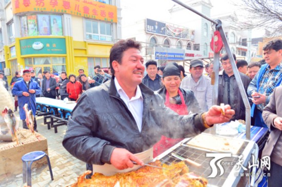 新疆烧烤大师杏花节上展绝技 烤骆驼被吃货们
